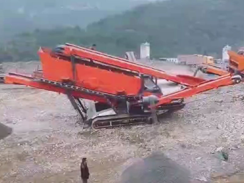 履帶式移動(dòng)破碎篩分站